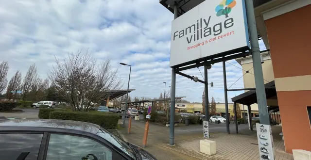 photo  au sud du mans (sarthe), le long de la ligne droite des hunaudières, family village compte 32 enseignes.  &copy;  ouest-france 