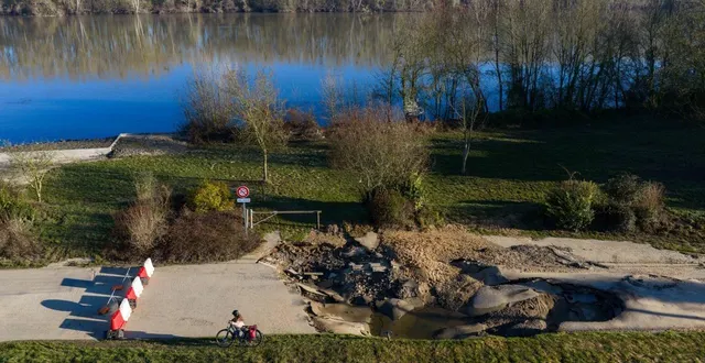 photo  sur la route départementale des bas, située entre juigné-sur-loire et les ponts-de-cé, une crevasse s’est formée après les crues historiques  &copy;  co - josselin clair 