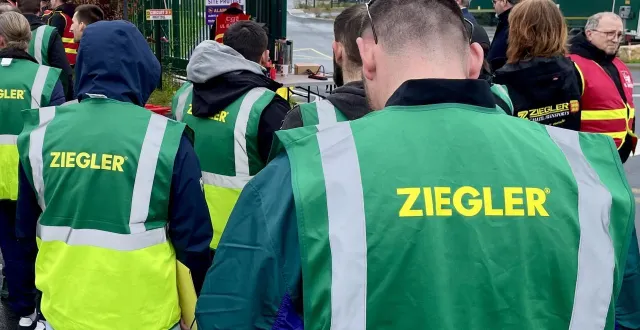 photo  confronté à de grosses difficultés financières, le groupe ziegler france a annoncé son placement en redressement judiciaire le 3 mars 2026. à bayeux (calvados), ses employés se sont rassemblés ce vendredi 6 mars 2026 pour exiger des réponses, eux qui se retrouvent sans activité ou presque depuis un mois.  &copy;  ouest-france 
