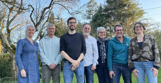photo  entouré de ses futurs adjoints, en cas d’élection, christophe raite (au milieu en pull noir) place le collectif au centre de son programme  &copy;  co 