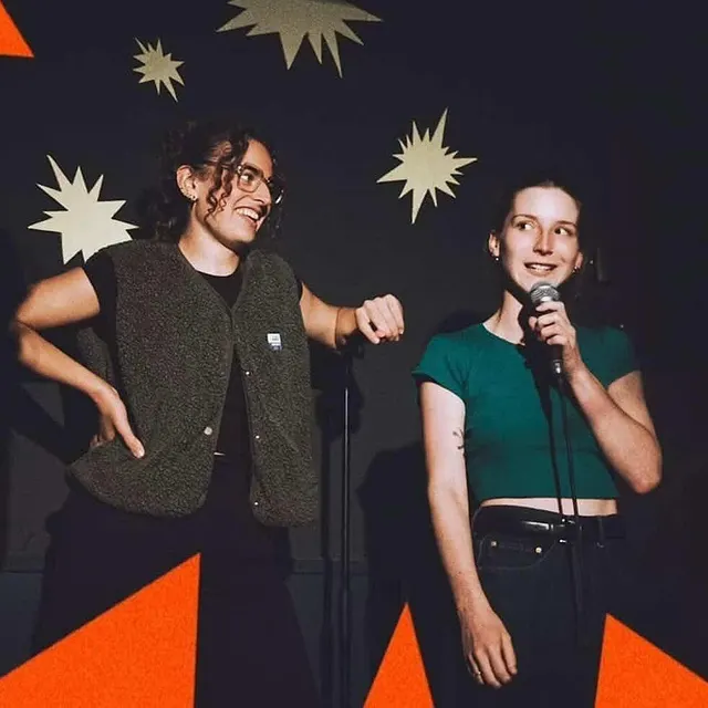 photo anne-claire chapa et capucine brébion sont les fondatrices du collectif angevin bagarre comedy, qui se produit à sablé-sur-sarthe, ce samedi 7 mars 2026.  ©  @coesamuse_/ chloé andré