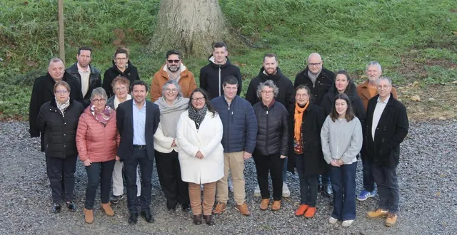 photo  catherine paineau, tête de liste d’« ensemble, préparons l’avenir de loué » entourée de ses colistiers.  &copy;  ensemble, préparons l’avenir de loué 