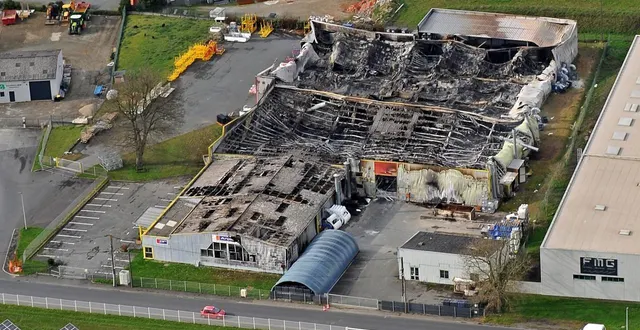 photo  l’entreprise anjou composites, située dans la zone industrielle de maulévrier, près de cholet, a été victime d’un incendie dans la nuit de jeudi 5 à vendredi 6 mars.  &copy;  co - étienne lizambard 