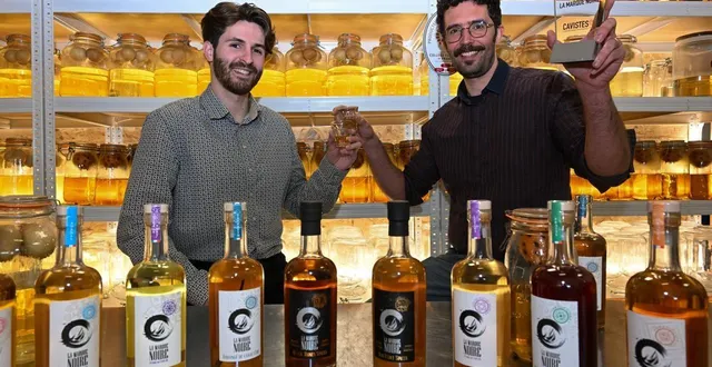 photo  andard (loire-authion), le 5 mars 2026. la marque noire d’adrien butaeye (à droite) a remporté le concours du meilleur spiritueux de l’année pour son rhum arrangé vanille et sarrasin.  &copy;  laurent combet 