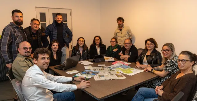 photo  de gauche à droite : romain guillerm, jimmy dutour, antoine prod’homme, laurent guedj, léa dutour, thomas bénardeau, cécile guillerm, sonia frémont, edwige asseray, michaël martinotti, pascal brassy, cécile prieur, louise durdan, céline asseray.  &copy;  co 