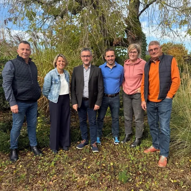 photo christophe pot et cinq de ses adjoints ont décidé de briguer un nouveau mandat aux élections municipales de 2026. nicolas thomas (polo bleu) devrait prendre le fauteuil de maire en juillet 2029.  ©  co – agathe le nueff