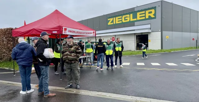 photo  vendredi 6 mars 2026, des salariés du groupe ziegler se sont mobilisés devant l’antenne du transporteur à bayeux (calvados), quelques jours après l’annonce d’une procédure de redressement judiciaire.  &copy;  ouest-france 