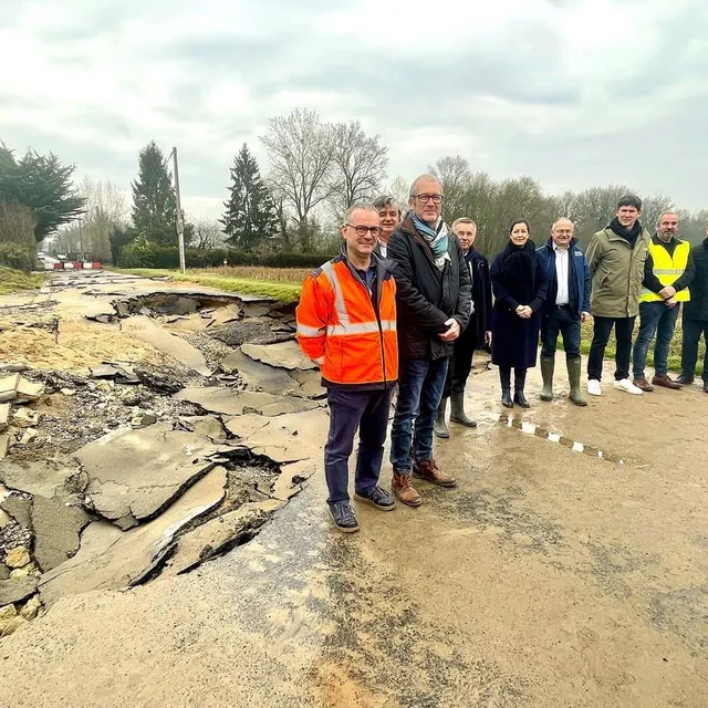 photo élus municipaux, départementaux et techniciens du conseil départemental se sont rendus, ce vendredi 6 mars 2026, au chevet de la départementale 132, malmenée par la crue de la loire.  ©  ouest-france