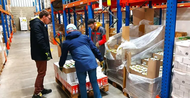 photo  au siège des restos du cœur à coulaines : steven, nathan et enzo empilent les aliments, sur une palette, pour une commande qui va partir aux restos du cœur d’allonnes.  &copy;  ouest-france 