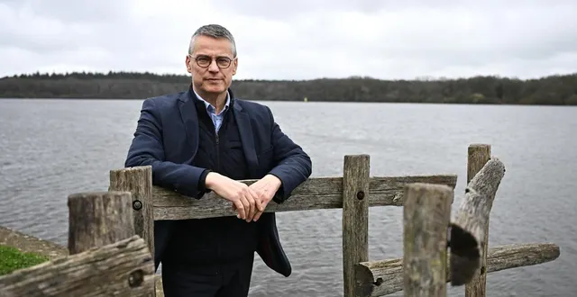 photo  cholet, 27 février 2026. le candidat franck loiseau ici en photo aux bords de l’étang des noues, son endroit préféré à cholet.  &copy;  co - josselin clair 