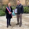 photo anthony mussard, le maire de loué, a accueilli, vendredi 6 mars 2026, le petit-fils du colonel donaldson, tué en 1944 à loué.
