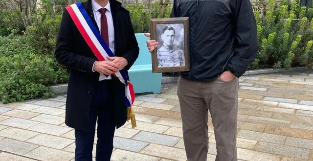 photo  anthony mussard, le maire de loué, a accueilli, vendredi 6 mars 2026, le petit-fils du colonel donaldson, tué en 1944 à loué.  &copy;  ville de loué 