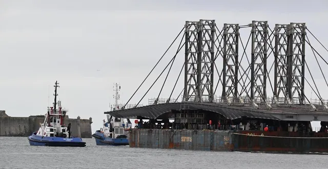 photo  la charpente de 150 m de long et près de 3 000 tonnes est repartie de lorient ce vendredi.  &copy;  photo. thierry creux ouest-france 