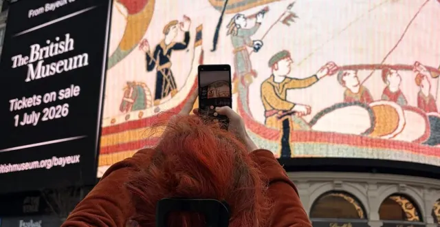 photo  campagne de communication du british museum sur picadilly circus pour annoncer l'arrivée prochaine de la tapisserie de bayeux à londres, à partir de septembre 2026.  &copy;  la fabrique de patrimoines en normandie / antoine cazin 