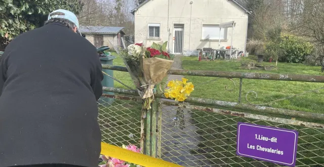 photo  des amis et des proches ont déposé des bouquets de fleurs devant la maison où la victime a été retrouvée morte, le 2 mars 2026. son compagnon a été mis en examen pour meurtre.  &copy;  ouest-france 