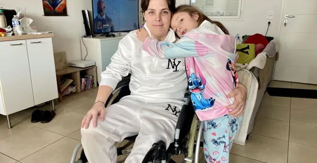 photo  fanny delcenserie et sa fille kimy, 7 ans, dans leur domicile à givrand.  &copy;  ouest-france 