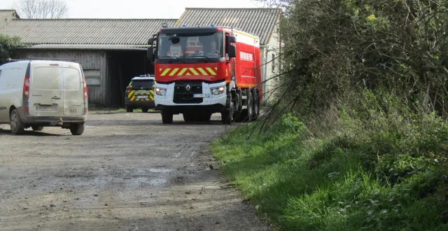 photo  une trentaine de sapeurs-pompiers avaient été engagés sur l’incendie de liesville-sur-douve (manche). jeudi 5 mars 2026 dans l’heure de midi, le feu couvait encore.  &copy;  ouest-france 