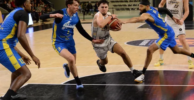 photo  l'eab s’est inclinée.  &copy;  co-jérôme hurstel 