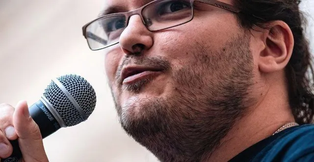 photo  arthur, poète invité à lamédiathèque.  &copy;  médiathèque 