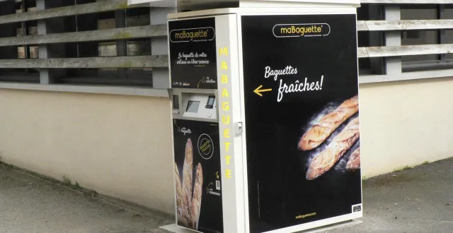 photo  depuis ce jeudi, un distributeur de baguettes fraîches est installé entre la mairie et le restaurant scolaire. il est alimenté par la boulangerie de samuel guéhéry de beaumont-sur-sarthe. depuis la fermeture de la boulangerie du village il y a un an, les habitants devaient se déplacer à beaumont pour acheter leurs baguettes.  &copy;  ouest-france 
