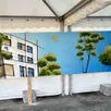 photo  les équipes d’eiffage construction maine-et-loire et les jeunes du quartier du général-de-gaulle ont mené ensemble un projet artistique : la création d’une fresque sur le chantier de rénovation des logements du bailleur podeliha en centre-ville. la fresque a été inaugurée mercredi 4 mars en présence de caroline houssin-salvetat, maire, de yannick demeautis, responsable territorial de podeliha, et de cyril labenne, directeur d’eiffage construction maine-et-loire. 