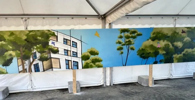 photo  les équipes d’eiffage construction maine-et-loire et les jeunes du quartier du général-de-gaulle ont mené ensemble un projet artistique : la création d’une fresque sur le chantier de rénovation des logements du bailleur podeliha en centre-ville. la fresque a été inaugurée mercredi 4 mars en présence de caroline houssin-salvetat, maire, de yannick demeautis, responsable territorial de podeliha, et de cyril labenne, directeur d’eiffage construction maine-et-loire.  &copy;  co 