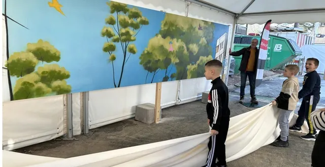 photo  des jeunes du quartier en rénovation et laurent chevallier, chargé des relations avec les locataires.  &copy;  ouest-france 