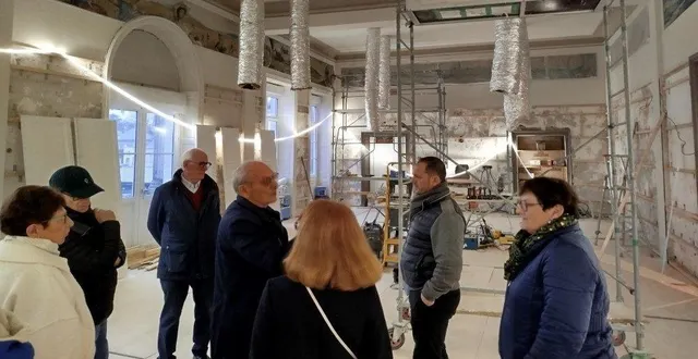 photo  une visite de chantier a eu lieu avec les conseillers municipaux et jean claude sancereau, au centre, adjoint aux bâtiments, pour constater l’avancement des travaux de la salle du conseil.  &copy;  ouest-france 