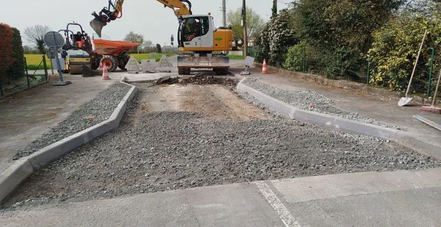 photo  à l’entrée du village de la bourgonnière, après une période d’essais avec des cônes plastiques, deux rétrécissements sont en cours de finalisation. au carrefour de barrot, sur la rue de la croix-de-la-bourgonnière, la chaussée est réduite par deux goulets de 3,50 m de large, avec un sens prioritaire. le but est de réduire la vitesse de circulation pour une meilleure sécurité.  &copy;  ouest-france 