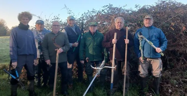 photo  les bénévoles de la truite de l’aune et le nouveau garde-pêche benjamin guyot.  &copy;  ouest-france 