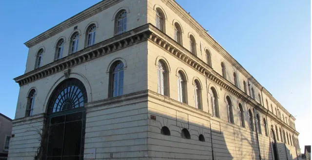 photo  *** local caption ***  un désendettement bien engagé le conseil municipal de beaufort-en-vallée était réuni lundi pour débattre des orientations budgétaires 2015. les investissements devront être limités pour réduire l’endettement de la commune.   beaufort-en-vallée, le 10 février. un chauffage est envisagé dans les halles pour faire vivre davantage ce bâtiment.  &copy;  co 