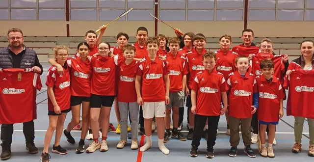 photo  un maillot aux couleurs du club a été remis, jeudi, aux jeunes badistes.  &copy;  ouest-france 