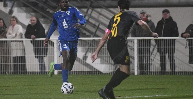 photo  antoine louzolo, joueur du fc saint-lô.  &copy;  jacques blondel 