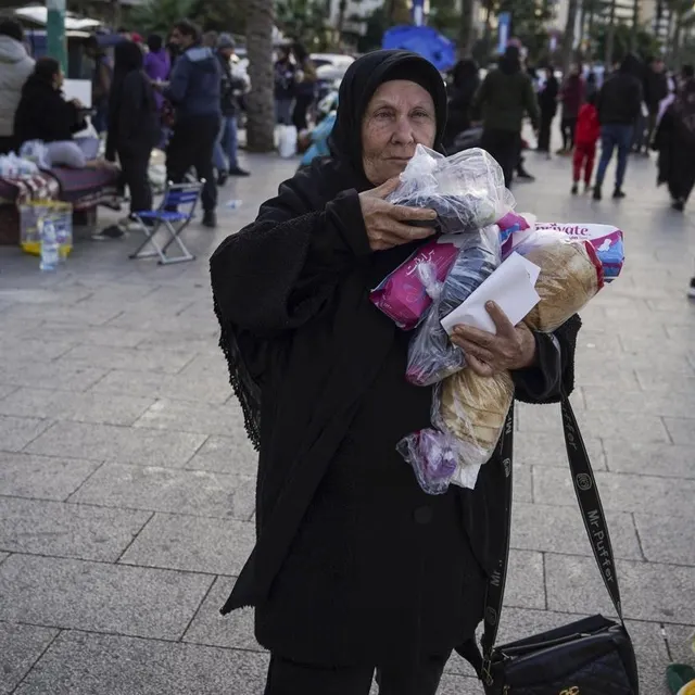 photo cette vieille dame fait partie des centaines de milliers de libanais à devoir fuir leurs maisons en raison des attaques américano-israëliennes, samedi 7 mars 2026 au matin.  ©  stringer / anadolu via afp