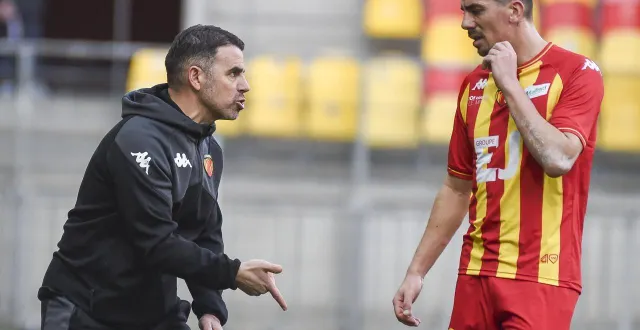 photo  l’entraîneur manceau patrick videira en grande discussion avec antoine rabillard, le 7 février 2025.  &copy;  mathieu pattier / ouest france 
