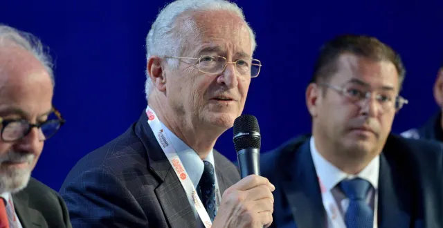 photo  assises équines organisées par ouest-france. louis romanet (au centre), président de l’ifha, fédération internationale des autorités hippiques.  &copy;  ouest france 