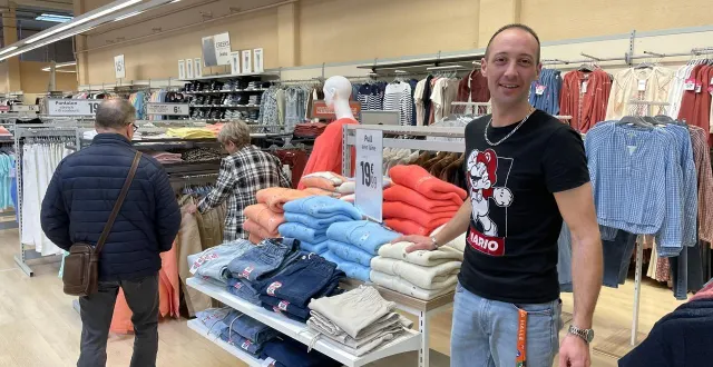 photo  benoît lennuyeux et les employés du magasin la halle à family village ont été prévenus cette semaine de l’installation d’ikea dans les anciens locaux de sports direct.  &copy;  le maine libre 