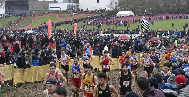 photo  à carhaix, les athlètes sont en prise directe avec les spectateurs.  &copy;  thomas brégardis/ ouest-france 