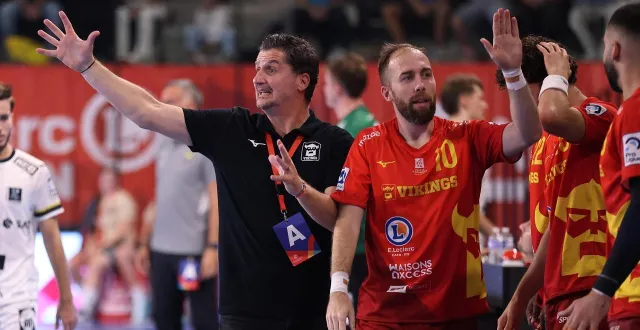 photo  sur le flanc depuis fin 2025, yannis mancelle (à droite) observe ses partenaires depuis les tribunes.  &copy;  marc olejnik 