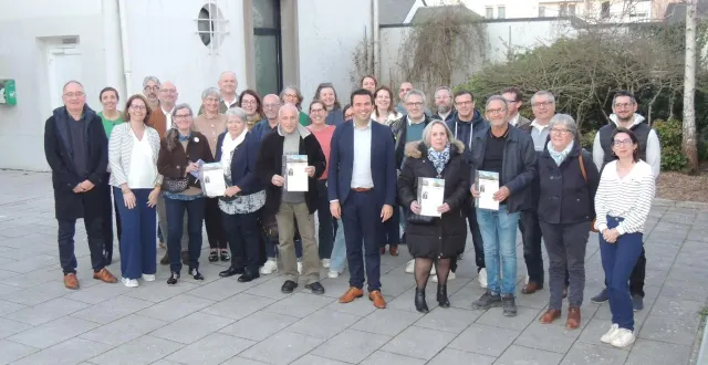 photo  benoît cochet et ses colistiers réunis pour le point collectif des engagements.  &copy;  ouest-france 