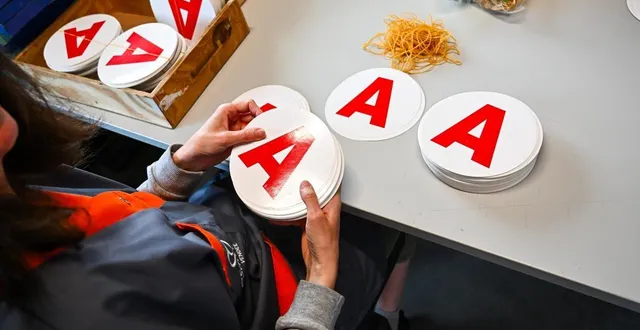 photo  le a jeune conducteur permet de signaler aux autres usagers de la route que le conducteur au volant de la voiture est encore débutant et en apprentissage. photo d’illustration.  &copy;  franck dubray / ouest france 
