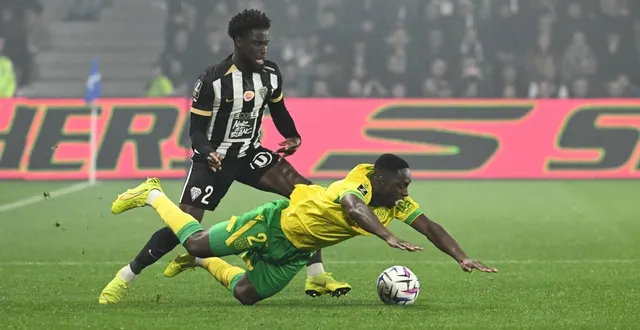 photo  carlens arcus - ici au duel avec machado - et les angevins peuvent précipiter le fc nantes vers la ligue 2.  &copy;  co - josselin clair 