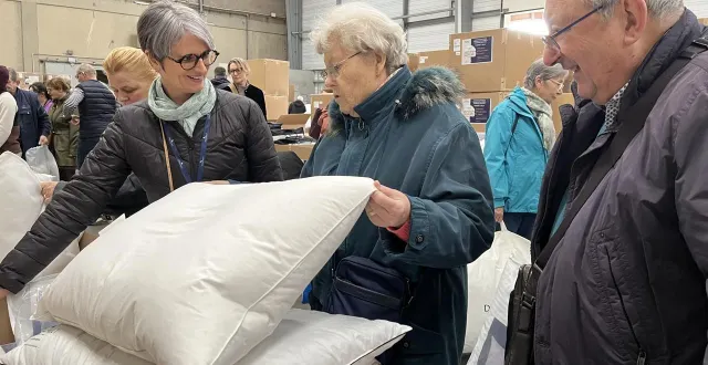 photo  francine et jacky, habitants de coulaines, ont pris conseil auprès de séverine pour l’achat de nouveaux oreillers. l’usine drouault, spécialisée dans les couettes et linge de maison haut de gamme, organise sa troisième grande braderie.  &copy;  ouest-france. 