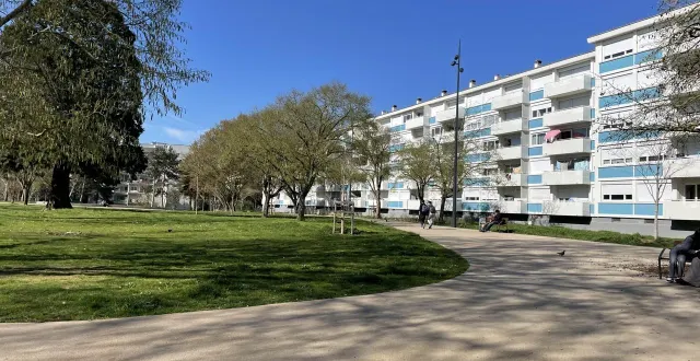 photo  place de l’europe, à monplaisir, des tours ont été détruites pour donner plus de place aux espaces verts. ces lieux de rafraîchissement permettent aux quartiers prioritaires de la ville d’angers (maine-et-loire) d’être moins vulnérables au risque caniculaire. même si la population, fragile, reste très exposée.  &copy;  ouest-france 