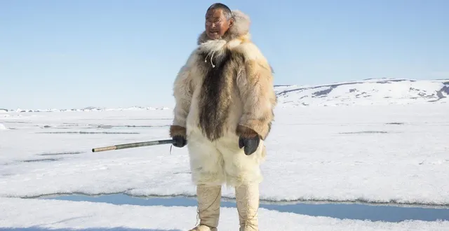 photo  un inughuit à la pêche, au groenland. photographie prise par la photographe camille michel.  &copy;  camille michel 