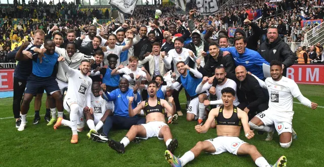 photo  la joie du groupe angevin après la victoire à nantes, en mai 2025.  &copy;  archives co - michel durigneux 