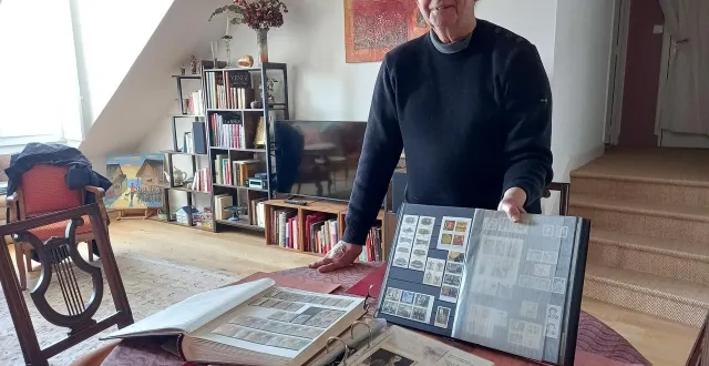 photo  michel pébarthe, du club philatélique et numismatique de l’anjou, a choisi quelques albums pour l’interview. chez lui, une pièce entière leur est dédiée !  &copy;  ouest-france 