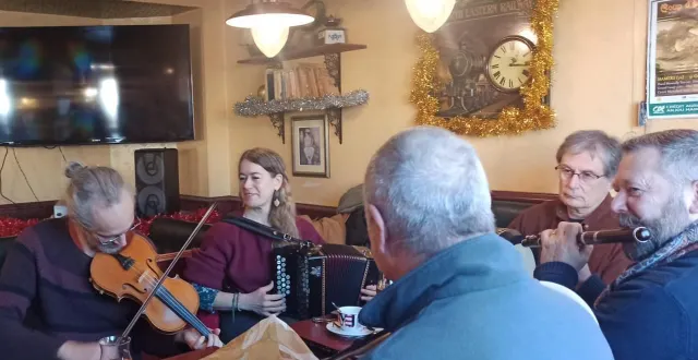 photo  les musiciens lors de la première session irlandaise 2026 chez paulo, au café la rotonde.  &copy;  parceque 