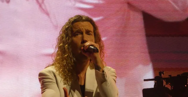 photo  devant 5 000 personnes julien doré a offert un show empli d’humour, d’amour et de partage.  &copy;  le maine libre 