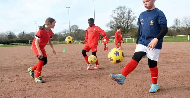 photo  au stade des varennes de mûrs-erigné, les entraînements par temps de pluie se déroulent souvent sur le terrain stabilisé, qui date de 2003.  &copy;  co - michel durigneux 